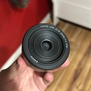 Great quality canon camera EF m 22 lens, great vlogging/photo lens